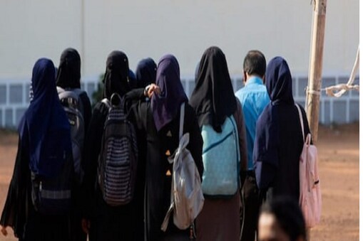 طلبا نے ہائی کورٹ سے کہا کہ انہیں یونیفارم کی طرح ایک ہی رنگ کا حجاب پہننے کی اجازت دی جائے۔ 