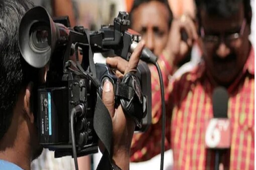 ڈیجیٹل میڈیا سے وابستہ صحافی عوام تک خبریں پہنچانے اور شعوری سازی میں حصہ لیتے ہیں۔
