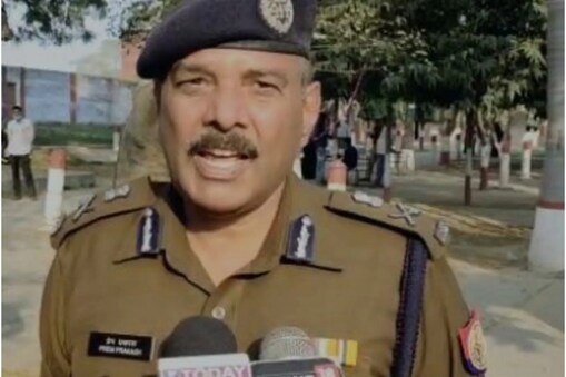 Bomb Blast in Prayagraj: اترپردیش اسمبلی انتخابات  (UP Assembly Election 2022) کے پانچویں مرحلہ کی ووٹنگ کے دوران پریاگ راج سے بڑی خبر سامنے آئی ہے ۔ دراصل پولنگ بوتھ سے دس میٹر کی دوری پر بم دھماکہ ہونے سے افرا تفری مچ گئی ہے ۔ اس میں ایک شخص کی موت ہوگئی تو ایک زخمی ہوا ہے ۔ 