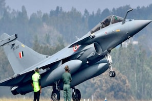 Rafale Fighters: فرانس فضائیہ کے 3 رافیل فائٹرجیٹ ہندوستان میں اُترے