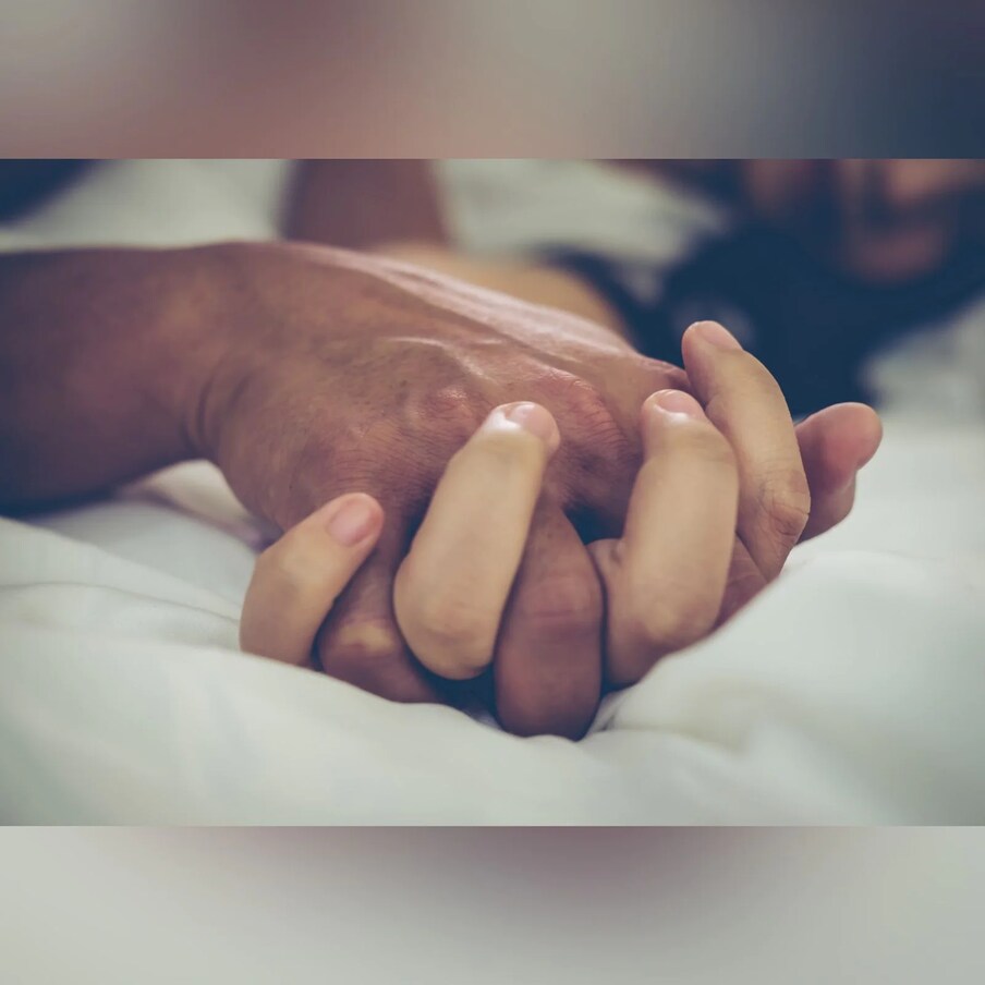 اگر ان ملاقاتوں سے کوئی بچہ پیدا ہوتا ہے تو اس کی دیکھ بھال لڑکی کو کرنی پڑتی ہے۔ باپ کسی بھی طرح بچے کی مدد نہیں کرتا۔ تاہم ایسا نہیں ہے کہ معاشرہ کو باپ کے بارے میں نہیں پتہ نہیں ہوتا ہے۔ علامتی تصویر۔