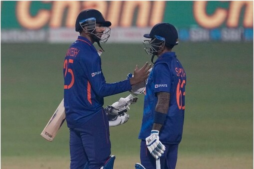 IND vs WI: ہندوستان کا اسٹار بلے باز اب گیند باز بننے کیلئے تیار، جانئے وجہ (AP)