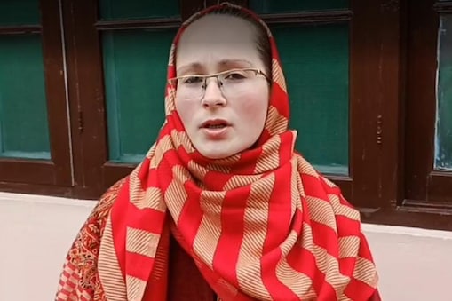  ایلیزا، جس نے اسلام قبول کرنے کے بعد آسیہ نام اپنایا، جنوبی کشمیر کے ترال کے مندورہ نامی گاؤں کے ایک تاجر بلال احمد کی بیوی ہے۔ ایلیزا اور بلال کی ملاقات 2013 میں گوا میں ہوئی جس کے بعد دونوں میں محبت ہو گئی۔ اس کے بعد انہوں نے 2014 میں اس سے شادی کر لی۔