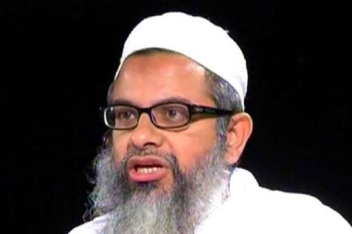 Karnataka Hijab Row:   مولانا مدنی نے کہا کہ یہ ایک حقیقت ہے کہ کوئی بھی سماج صرف قانونی باریکیوں سے نہیں چلتا بلکہ سماجی و روایتی طور پر اس کا قابل قبول ہونا بھی ضروری ہے۔ انھوں نے کہا کہ کئی منفی اثرات مرتب ہوں گے۔ بالخصوص مسلم بچیوں کی تعلیم پر اثر پڑے گا اور وہ موجودہ پیدا کردہ صورتحال میں اپنی آزادی اور اعتماد کھو دیں گی۔