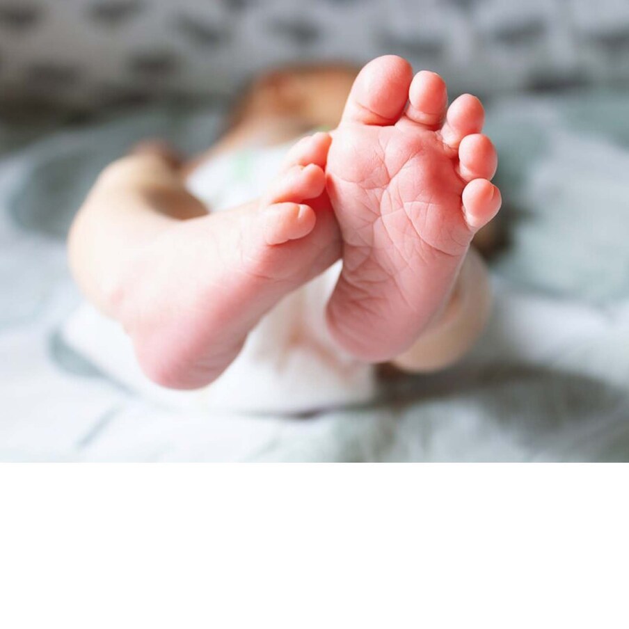  ٹائمز آف انڈیا کی خبر کے مطابق ڈاکٹروں نے بتایا کہ بچی کو جنم دینے والی خاتون 31 مارچ کو سڑک حادثے کا شکار ہو گئی تھی۔ وہ اپنے شوہر کے ساتھ موٹر سائیکل پر سوار تھی اور اس دوران خاتون نے ہیلمٹ نہیں پہنا ہوا تھا۔ اس حادثے میں اس کے سر پر کئی شدید چوٹیں آئیں اور اگرچہ وہ بچ گئی لیکن وہ بے ہوش رہی۔