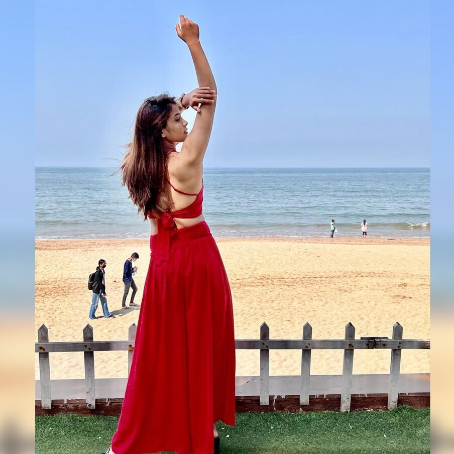  زویا خان (Zoya Khan Photos) کی ان تصاویر کو کافی پسند کیا گیا تھا، جن میں وہ ریڈ لُک میں نظر آرہی ہیں۔ ہولی کے دوران ان کے کلر فُل لُک پر ہر کسی کی نظریں ٹھہر رہی ہیں۔ (Photo Credit- Zoya Khan Instagram)