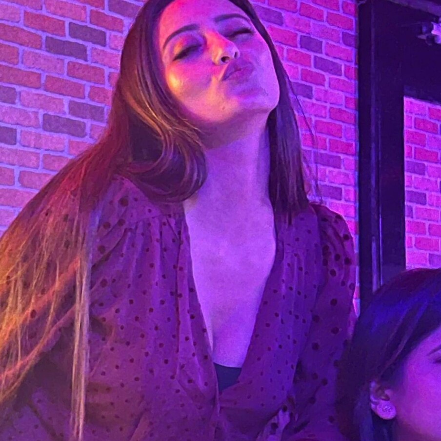  اگر شویتا مہارا کے ورک فرنٹ کی بات کریں تو جلد ہی ان کا میوزک ویڈیو نولکھا منگا دے ٹو پوائنٹ او ریلیز ہونے والا ہے ۔