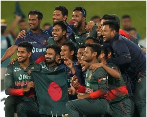ICC ODI Ranking: بنگلہ دیش کی اس شاندار کارکردگی نے اسے آئی سی سی ون ڈے رینکنگ (ICC ODI Ranking) میں بھی جگہ دیدی۔ انٹرنیشنل کرکٹ کونسل (International Cricket Council) کی حالیہ رینکنگ میں بنگلہ دیش نے پاکستان کو پیچھے چھوڑ کر چھٹی پوزیشن حاصل کر لی ہے۔