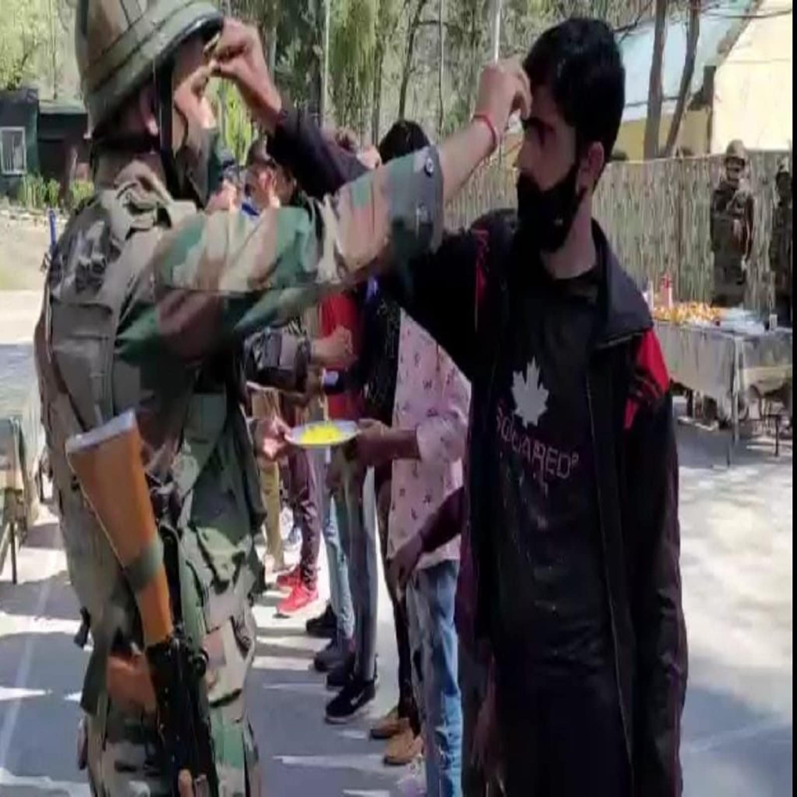 کنٹرول لائن کے نہایت قریب اس علاقے میں کئی برسوں کے بعد ہولی کا جشن اتنی دھوم دھام سے منایا گیا کیونکہ یہ علاقہ ماضی میں پاکستان کی بلا اشتعال گولہ بھاری سے متاثر رہا ہے۔