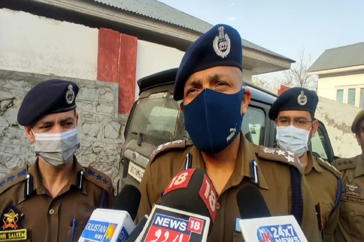 بڈگام پولیس نے بانسٹھ آر آر کے ساتھ مل کر ممنوعہ دہشت گرد تنظیم لشکر طیبہ کے دو سرگرم دہشت گردوں کو گرفتار کیا ہے۔ ڈی آئی جی سینٹرل کشمیر سجیت کمار نے اسے بڑی کامیابی سے تعبیر کیا ہے۔