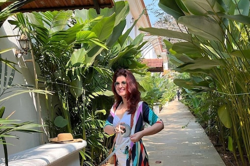 ٹوئنکل کھنہ (Twinkle Khanna) نے بھی حجاب تنازعہ (Hijab Row) پر اپنی رائے ظاہر کرتے ہوئے کہا کہ برقع، حجاب اور یہاں تک کہ گھونگٹ نے بھی کسی نہ کسی طرح مذہبی اور ثقافتی تعمیر میں اپنا تعاون دیا ہے، حالانکہ میں کسی بھی طرح کے پردے کی حمایتی نہیں ہوں، لیکن یہ فیصلہ صرف خواتین کو لینا چاہئے، وہ بھی بغیر کسی دباو یا دھمکی کے۔ کچھ مذہبی لیڈران اس بارے میں بات کر رہے تھے کہ کیسے ایک حجاب مردوں کو رجھانے سے روکتا ہے، یہ سن کر مجھے بہت ہنسی آئی‘۔