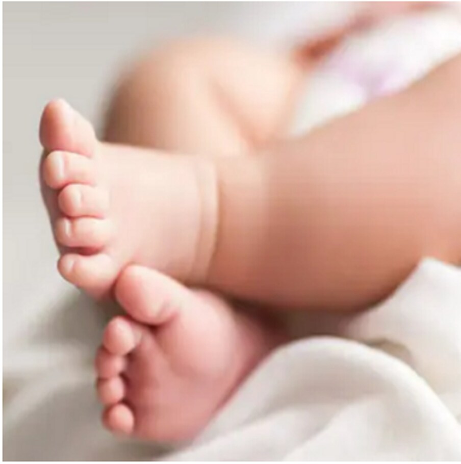  راحیل نے یہ بھی بتایا کہ خاتون کی عمر 32 سال ہے۔ اس کا تعلق ضلع تھرپارکر کے ایک دور افتادہ علاقے سے ہے۔ وہ ڈلیوری کے لیے اتوار کو رورل ہیلتھ سنٹر (RHC) پہنچی تھی۔ واقعے کے بعد اسے نزدیکی اسپتال لے جایا گیا، لیکن یہاں بھی خاتون کا علاج نہیں کیا گیا۔