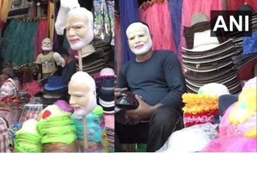 Holi 2022:پریاگ راج میں چھایا 'وزیر اعظم مودی کا ماسک'، بچوں میں بڑھی ڈیمانڈ، جانئے کیوں ۔ تصویر : اے این آئی ۔ 