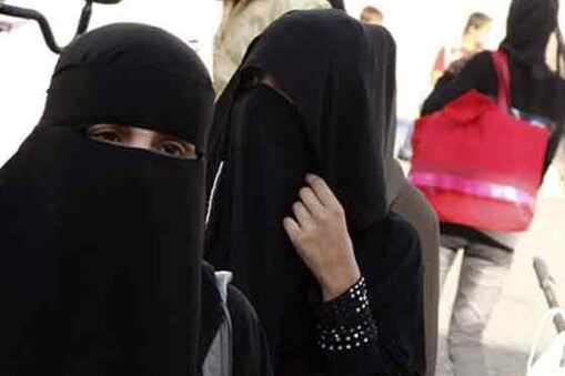 Ramazan 2022 : رمضان المبارک کا با برکت مہینہ کچھ دنوں کے بعد سایہ فگن ہونے والا ہے ۔ اس پورے مہینے میں روزے دار جھوٹ، غیبت اور دوسری قسم کی برائیوں سے خود کو دور رکھنے کی کوشش کرتے ہیں ۔ کیونکہ یہ ایسی برائیاں ہیں ، جن سے روزہ اگر ٹوٹ نہیں جاتا ہے تو کم از کم متاثر ضرور ہوتا ہے اور ان کی وجہ سے روزہ دار کو روزہ رکھنے کا جو اجر و ثواب ملنا چاہئے تھا وہ نہیں مل پاتا ہے۔ 