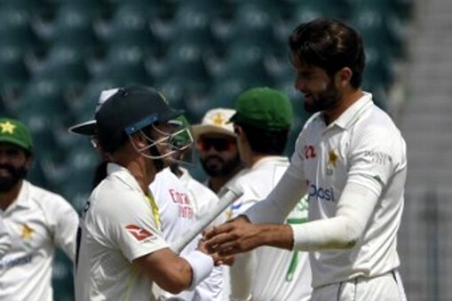Pakistan vs Australia 3rd Test: آسٹریلیائی سلامی بلے باز ڈیوڈ وارنر (David Warner) نے پاکستان کے خلاف سیریز کے تیسرے ٹیسٹ میچ  (PAK vs AUS 3rd Test)  میں شاندار نصف سنچری بنائی ۔ انہوں نے ٹیم کی دوسری اننگز میں 51 رنز بنائے اور عثمان خواجہ کے ساتھ 96 رنز کی اوپننگ شراکت داری کی۔ 