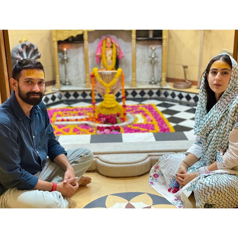  فلم گیس لائٹ میں سارا علی خان کے مدمقابل وکرانت میسی ہیں ۔ دونوں نے حال ہی میں دوارکادھیش اور ناگیشور جیوترلنگ کے درشن کئے تھے ۔ تصویر : Instagram @saraalikhan95