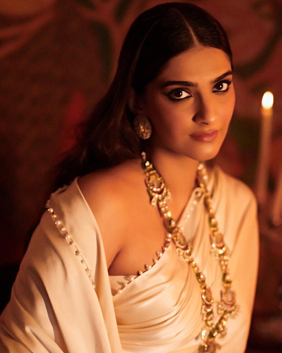  سونم کپور اپنے فیشن سینس کیلئے جانی جاتی ہیں ۔ ان کی پسند دیگر لوگوں سے کافی الگ ہوتی ہے اور یہ ان کے اس رائل اور ٹریڈیشنل لک میں نظر بھی آرہا ہے ۔ تصویر : sonamkapoor/instagram