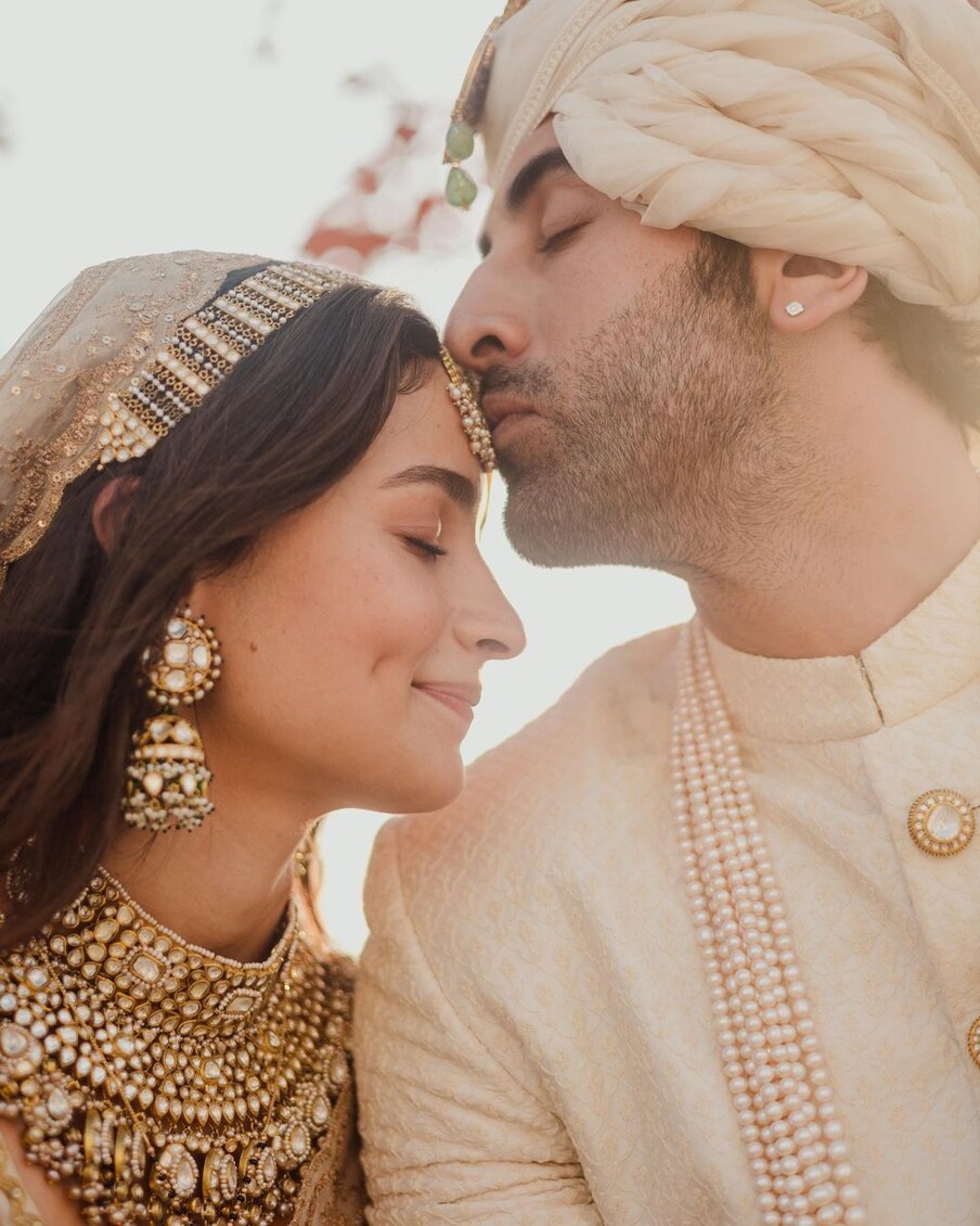  Ranbir Kapoor-Alia Bhatt wedding: رنبیر کپور (Ranbir Kapoor) اور عالیہ بھٹ اپنی شادی کو خفیہ رکھنا چاہتے تھے۔ وہ نہیں چاہتے تھے کہ شادی سے متعلق کوئی تصویر منظر عام پر آئے۔ اس کے باوجود جوڑے کے قریبی لوگوں نے ہی ان کی خفیہ شادی کی تصویریں شیئر کرکے فینس کو شادی کی تقریب کے اندر کے نظارے کی جھلک دکھا دی ۔