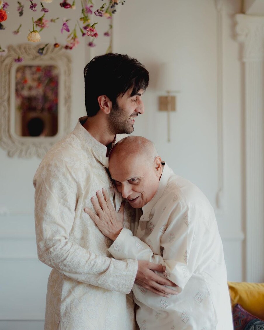  مہیش بھٹ کی بڑی بیٹی پوجا بھٹ نے اپنی اور رنبیر کی یہ تصویر شیئر کی ہے، جس میں سسر اور داماد کے درمیان خاص بانڈنگ دیکھی جا سکتی ہے۔ تصویر میں مہیش بھٹ رنبیر کپور کو گلے لگاتے نظر آ رہے ہیں۔ جہاں رنبیر مہیش بھٹ Mahesh Bhatt) کو گلے لگاتے ہوئے مسکرا رہے ہیں وہیں مہیش بھٹ کچھ جذباتی دکھائی دے رہے ہیں۔ سسر اور داماد کی یہ تصویر سوشل میڈیا یوزرس کیلئے چرچا کا موضوع بنی ہوئی ہے۔