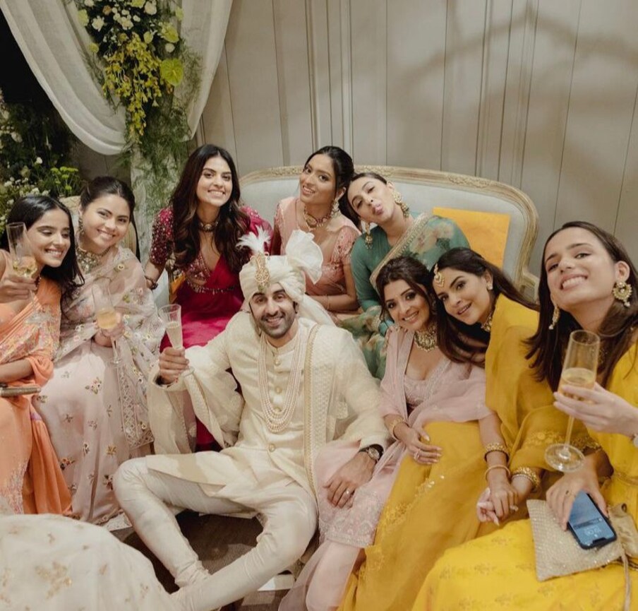  جبکہ نوٹ کے ایک حصے کو رنبیر کپور کے انگوٹھے سے ڈھکا ہوا تھا، ایسا لگتا ہے کہ رنبیر جوتا چرائی رسم میں اپنی سالیوں کو دینے والی رقم چھپا رہے تھے۔ (تصویر کریڈٹ: انسٹا گرام: @tanya.sg)
