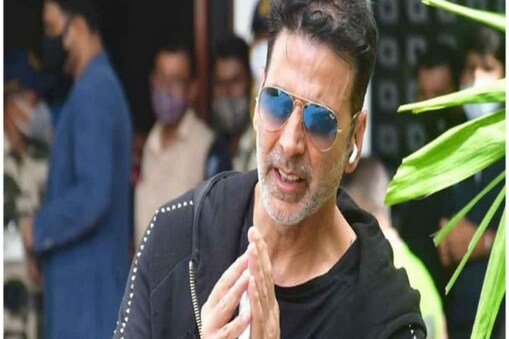 غورطلب بات یہ ہے کہ ایک حالیہ اشتہار میں شاہ رخ خان اور اجئے دیوگن، اکشے کمار کو ومل الائیچی کے 'ومل یونیورس' میں استقبال کرتے ہوئے دکھائے گئے تھے۔ جس میں وہ سب ومل برانڈ کو سلام کرتے ہوئے الائچی کھاتے ہیں۔ اکشے کمار کے مداح ان کے تمباکو سے متعلق برانڈ کی تشہیر پر ناراض ہیں۔