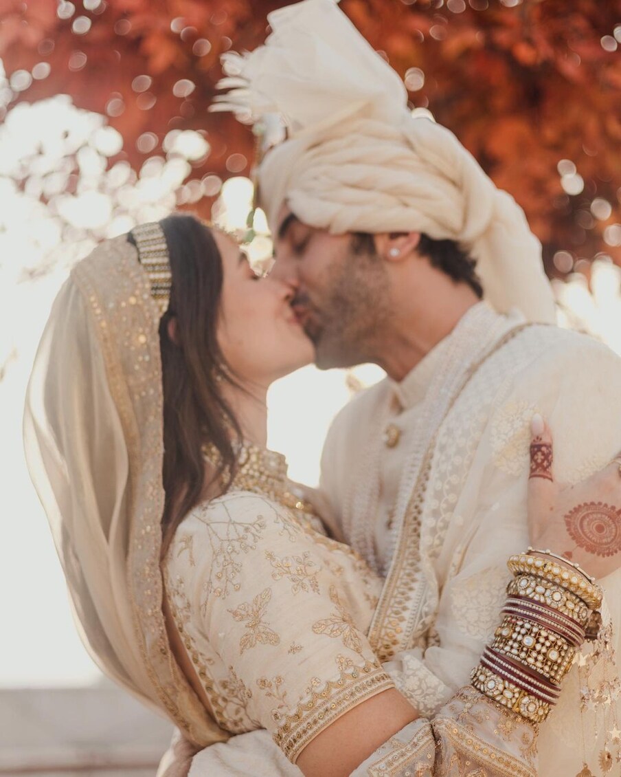  دونوں کی شادی میں صرف چند لوگ ہی شریک ہوئے۔ رنبیر اور عالیہ کی شادی میں ان کے خاندان کے افراد کے ساتھ ساتھ ان کے قریبی دوستوں نے بھی شرکت کی۔ (Photo: @aliaabhatt/Instagram)