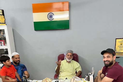 سابق ہندوستانی کرکٹر اور سوشل میڈیا پر کھل کر اپنی بات رکھنے والے عرفان پٹھان نے تازہ ٹوئٹ میں حب الوطنی کا پیغام دیا ہے۔ انہوں نے اپنے ٹوئٹر اکاونٹ پر دو تصاویر شیئر کی ہیں۔ دونوں تصاویر میں ایک طرف جہاں قومی پرچم دکھائی دے رہا ہے۔