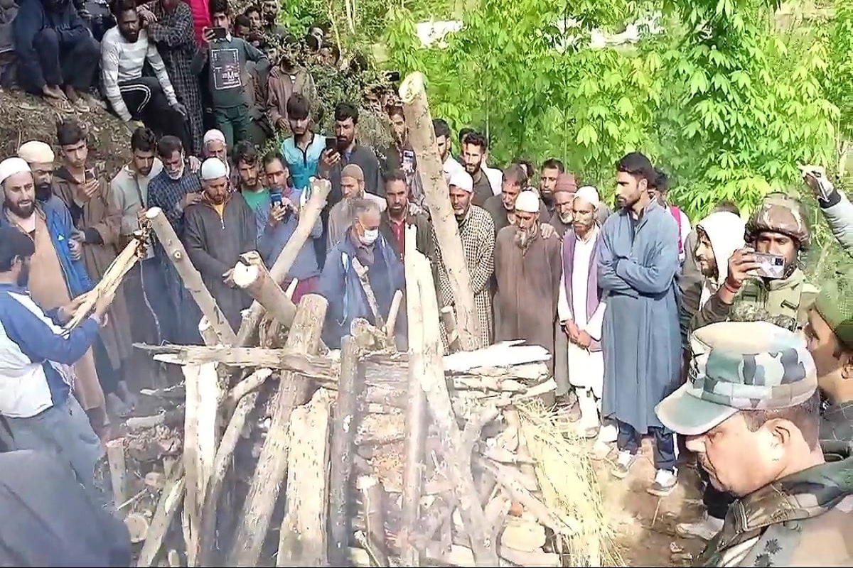کپواڑہ کے لال پورہ لولاب میں آج اس وقت ہندو مسلم بھائی چارہ کی جھلک دیکھنے کو ملی، جب ایک پنڈت خاتون ریتا جی عرف ریتا ماسی کی آخری رسومات مقامی مسلمانوں نے ادا دی۔