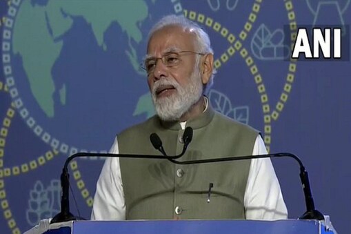 PM Modi meeting with chief minister: ملک میں کورونا کی صورتحال ایک بار باعث تشویش ہوگئی ہے۔ ایسے میں وزیر اعظم نریندر مودی نے کل سبھی ریاستوں کے وزرائے اعلیٰ کے ساتھ میٹنگ بلائی ہے۔ وزیر اعظم نریندر مودی نے خود ٹوئٹ کرکے جانکاری دی ہے کہ 27 اپریل کو 12 بجے دن میں کووڈ-19 کی صورتحال پر جائزہ کے لئے وزرائے اعلیٰ کے ساتھ تبادلہ خیال کریں گے۔ وزرائے اعلیٰ اور وزیر اعظم مودی کی میٹنگ کے بعد کورونا پر قابو پانے کے لئے کچھ اہم فیصلے لئے جاسکتے ہیں۔