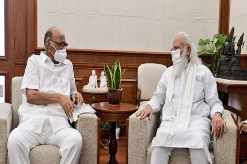 Sharad Pawar meets PM Modi: نیشنلسٹ کانگرپس پارٹی (این سی پی) لیڈر شرد پوار نے وزیر اعظم نریندر مودی سے ملاقات کی ہے۔ اس ملاقات کے بعد سیاست مین کئی طرح کی قیاس آرائیاں شروع ہوگئی ہیں۔ رپورٹ کے مطابق، دونوں لیڈران کے درمیان تقریباً 20 منٹ تک وزیر اعظم دفتر میں بات چیت ہوئی۔