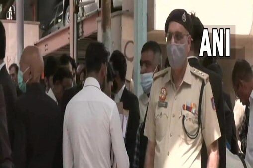 Rohini Court Firing:  روہنی کورٹ کمپلیکس کے باہر ایک وکیل پر فائرنگ کی گئی ہے۔ فی الحال پولیس نے موقع پر پہنچ کر معاملے کی جانچ شروع کر دی۔ بتایا جا رہا ہے کہ عدالت کے باہر تعینات سکیورٹی گارڈ نے ہی یہ فائرنگ کی ہے۔