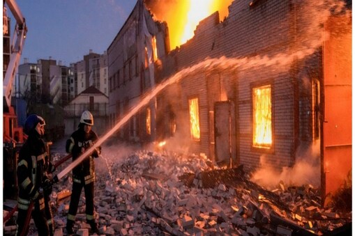 Russia Ukraine Crisis: اوڈیسا سے صرف 50 کلومیٹر دور سرہیوکا شہر میں عمارتوں پر روسی فوج نے کئی حملے کیے ہیں۔ یوکرین کے صدارتی دفتر نے کہا کہ روسی بمبار طیاروں نے تین ایکس-22 میزائل داغے۔ انہوں نے ایک اپارٹمنٹ اور دو کیمپوں کو نشانہ بنایا۔ 