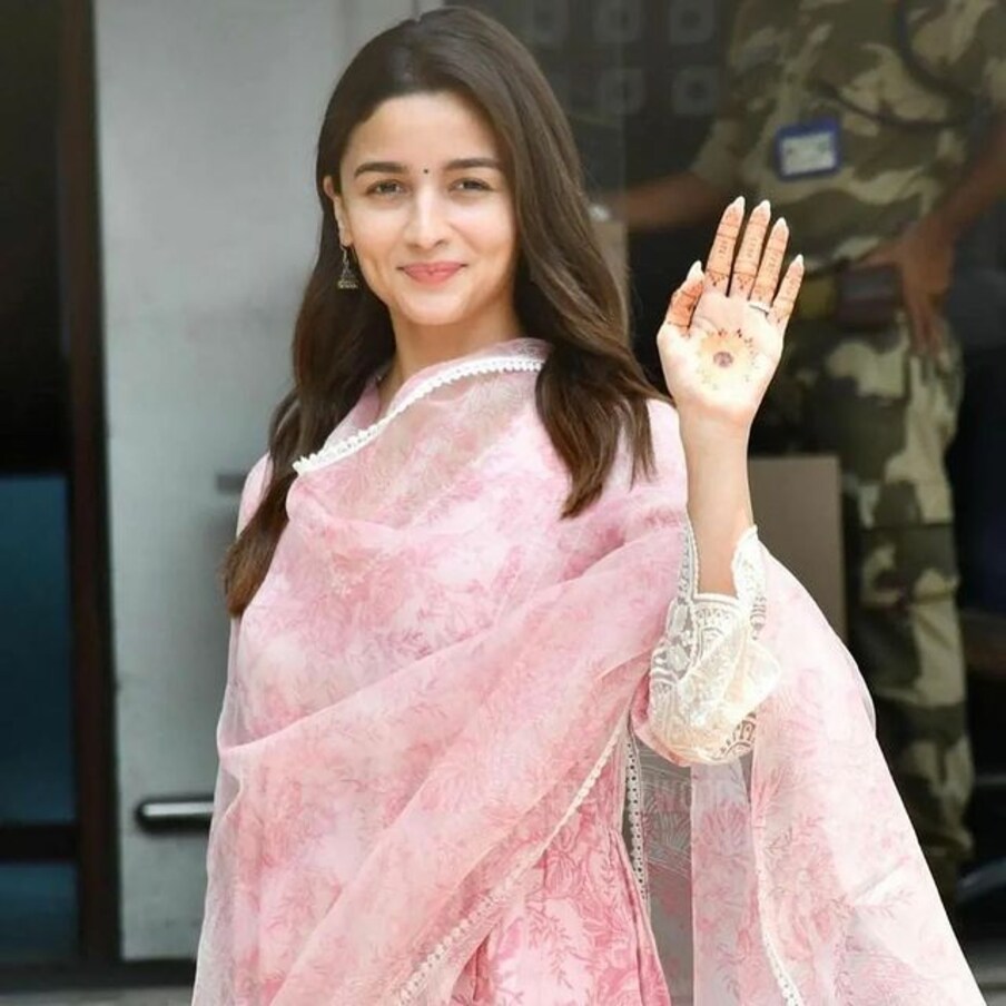  جیسلمیر۔ بالی ووڈ اداکارہ عالیہ بھٹ (Alia Bhatt) اور رنبیر کپور (Ranbir Kapoor) 14 اپریل کو شادی کے بندھن میں بندھے تھے۔ عالیہ کے مداحوں کو لگ رہا تھا کہ وہ دونوں اپنے کام سے وقفہ لیں گے اور ایک دوسرے کے ساتھ کچھ کوالٹی وقت گزاریں گے، لیکن سب کو حیران کر کے عالیہ شادی کے صرف 6 دن بعد اپنے کام پر واپس آگئیں۔