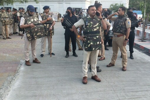 Stone Pelting on Religious Procession: آندھرا پردیش کے کورنول ضلع کے ہولا گنڈا گاوں میں دو فرقوں کے درمیان معمولی جھڑپ کے بعد کشیدگی (Stone Pelting on Religious Procession) کی صورتحال پیدا ہوگئی، لیکن پولیس کی مداخلت سے اور دونوں فریق کو خاموش کرائے جانے کے بعد اب صورتحال معمول پر ہے۔
