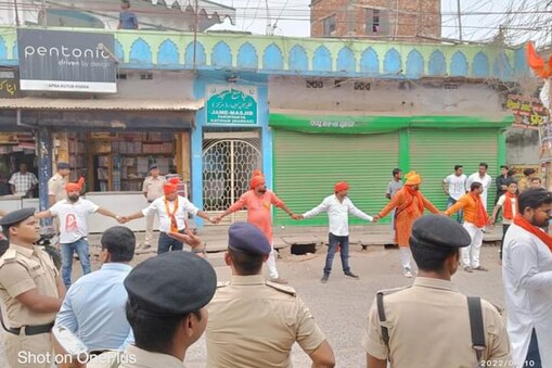 Bihar: رام نومی جلوس کے دوران دیکھنے کو ملی فرقہ وارانہ ہم آہنگی کی مثال، مسجد کی حفاظت کیلئے اکثریتی طبقہ کے لوگوں نے بنائی انسانی زنجیر ۔ تصویر : ٹویٹر ۔ 