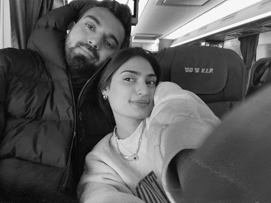  The wedding season in Bollywood: بالی ووڈ میں شادیوں کا سیزن سال بھر جاری رہے گا۔ رنبیر کپور اور عالیہ بھٹ (Ranbir Kapoor and Alia Bhattt) کے بعد اب اداکارہ اتھیا شیٹھی اور کے ایل راہل Athiya Shetty and KL Rahul سات جنموں کے بندھن میں بندھ سکتے ہیں۔ دونوں کافی عرصے سے ایک دوسرے کو ڈیٹ کر رہے ہیں۔