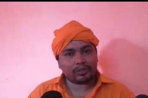 وائرل ویڈیو میں واضح طور پر سنا جاسکتا ہے کہ مہنت بھیڑ کے سامنے ایک خاص مذہب کی خواتین اور بیٹیوں کو گھرسے نکال کر آبروریزی کرنے کی بات کہہ رہا ہے۔ ویڈیو وائرل ہونے کے بعد پولیس نے معاملے کا نوٹس لیتے ہوئے ایف آئی آر درج کیا۔