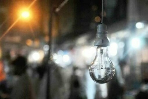 Power  Cut: پاکستان کے بڑے میڈیا ادارے ڈان نے محکمہ بجلی کے ایک اہلکار کے حوالے سے بتایا ہے کہ ملک میں ان دنوں 7 سے 8 ہزار میگاواٹ بجلی کی کمی  pakistan electricity crisis چل رہی ہے۔ گرمی کا یہ سلسلہ جاری رہا تو بجلی کا بحران مزید گہرا سکتا ہے۔ 