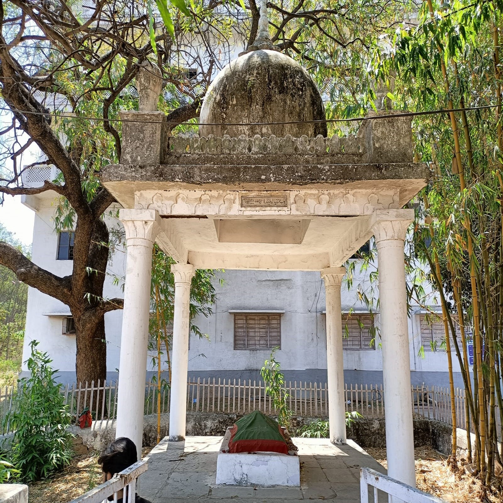 مدرسہ آصفیہ کے بانی اور پہلے سکریٹری ممتاز یارالدولہ بہادر کی مزار