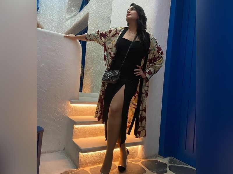 سوشل میڈیا پر سامنے آنے والی تصاویر(Huma Qureshi glamorous photos) میں ہما کو تھائی ہائی سلٹ بلیک رنگ کے آؤٹ فٹ میں دیکھا جا سکتا ہے۔ اس کے ساتھ انہوں نے اوپر ایک لمبا کوٹ بھی ڈالا ہوا ہے۔ اس میں ان کی خوبصورتی کا کوئی جواب نہیں ہے۔