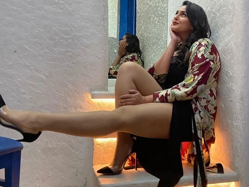 اداکارہ ہما قریشی نے انسٹاگرام پر اپنی تازہ ترین تصاویر (Huma Qureshi instagram Photos) شیئر کی ہیں جس میں ان کی دلکش ادائیں دیکھنے کو مل رہی ہیں۔ مداح ان کی پوسٹ پر شدید تبصرے کر رہے ہیں اور ان کی تعریف کرتے نہیں تھک رہے۔