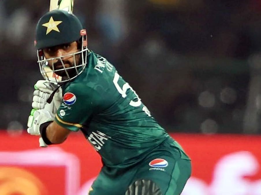  موجودہ دور میں وراٹ کوہلی، بابر اعظم، اسٹیو اسمتھ، کین ولیمسن جیسے کھلاڑیوں کا موازنہ کیا جاتا ہے۔ کبھی کوئی لیجنڈ یا سابق کرکٹر ان کھلاڑیوں میں سے کسی کو اپنا پسندیدہ بتاتا ہے تو کبھی بہترین بلے باز بتاتا ہے۔ اب آئی پی ایل ٹیم رائل چیلنجرز بنگلورو کے سابق کپتان ڈینیئل ویٹوری نے پاکستان کے اسٹار بابر اعظم کو موجودہ دور میں دنیا کا بہترین بلے باز قرار دیا ہے۔ (AFP)
