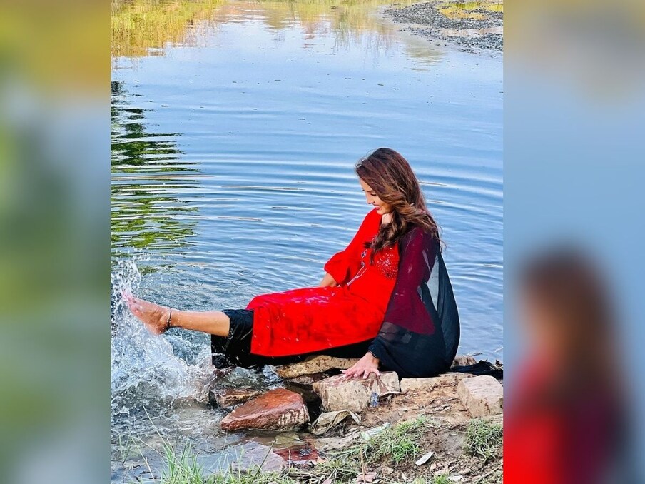  زویا نے جو کہا بالکل ٹھیک کہا اگر سب کا دل سمندر جیسا ہو تو لوگ خود ہی اس سے ملنے آتے ہیں، بھائی چارہ بڑھاتے ہیں لیکن بات چیت میں غصہ آ جائے تو لوگ آپ سے بھی ناراض ہوتے رہیں گے۔ (Photo credit- Zoya Khan Instagram)
