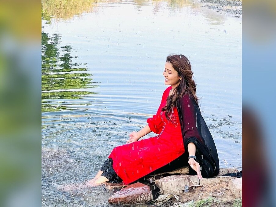  ایسا پہلی بار نہیں جب زویا نے پانی کے پاس کی تصویریں شیئر کی ہوں اس سے پہلے بھی انہوں نے سمندر کنارے کا فوٹو شوٹ شیئر کیا تھا جس میں وہ بیحد گلیمرس لک میں نظر آئی تھیں۔ (Photo credit- Zoya Khan Instagram)
