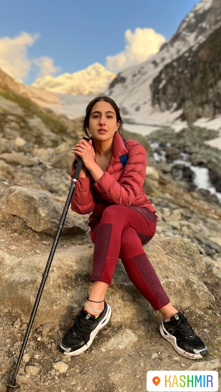  سارا علی خان نے لکھا : کشمیر کی کلی ، از بیک ٹو یور گلی ، ناو ٹریکنگ پر میں چلی۔ ان لائنوں کے ساتھ سارا نے پھول ، سورج اور چاند والی ایموجیز کا استعمال کیا ہے ۔ تصویر : Instagram @saraalikhan95