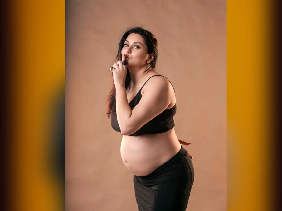  نمیتا نے انسٹاگرام پر کئی تصاویر شیئر کی ہیں جن میں وہ اپنے بیبی بمپ کو فلانٹ کرتی ہوئی دیکھی جا سکتی ہیں۔ (Photo Credit- Namita Vankawala Instagram)