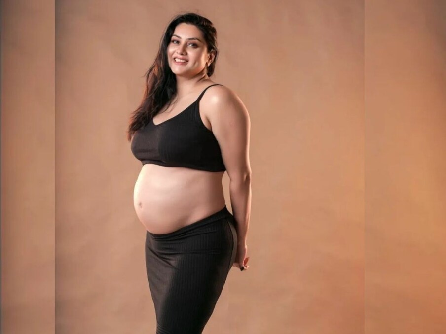  نمیتا (Namitha Vankawala) نے آنے والے بچے کیلئے خوبصورت احساس کو لیکر کیپشن لکھا۔ وہ بتاتی ہیں کہ 'میں حاملہ ہوں... اور اب جب کہ نیا باب شروع ہوا ہے، میں بدل گئی ہوں... میرے اندر کچھ بدل گیا ہے... جیسے ہی سورج کی زرد روشنی مجھ پر چمکتی ہے، ایک نئی زندگی شروع ہو جاتی ہے' ہوئی... مجھے صرف تم ہی چاہئے تھے، میں نے لمبے وقت سے تمہارے لئے دعا کی۔ آپ کے نرم پاؤں اور آپ کی دھڑکن، میں یہ سب محسوس کر سکتی ہوں۔'