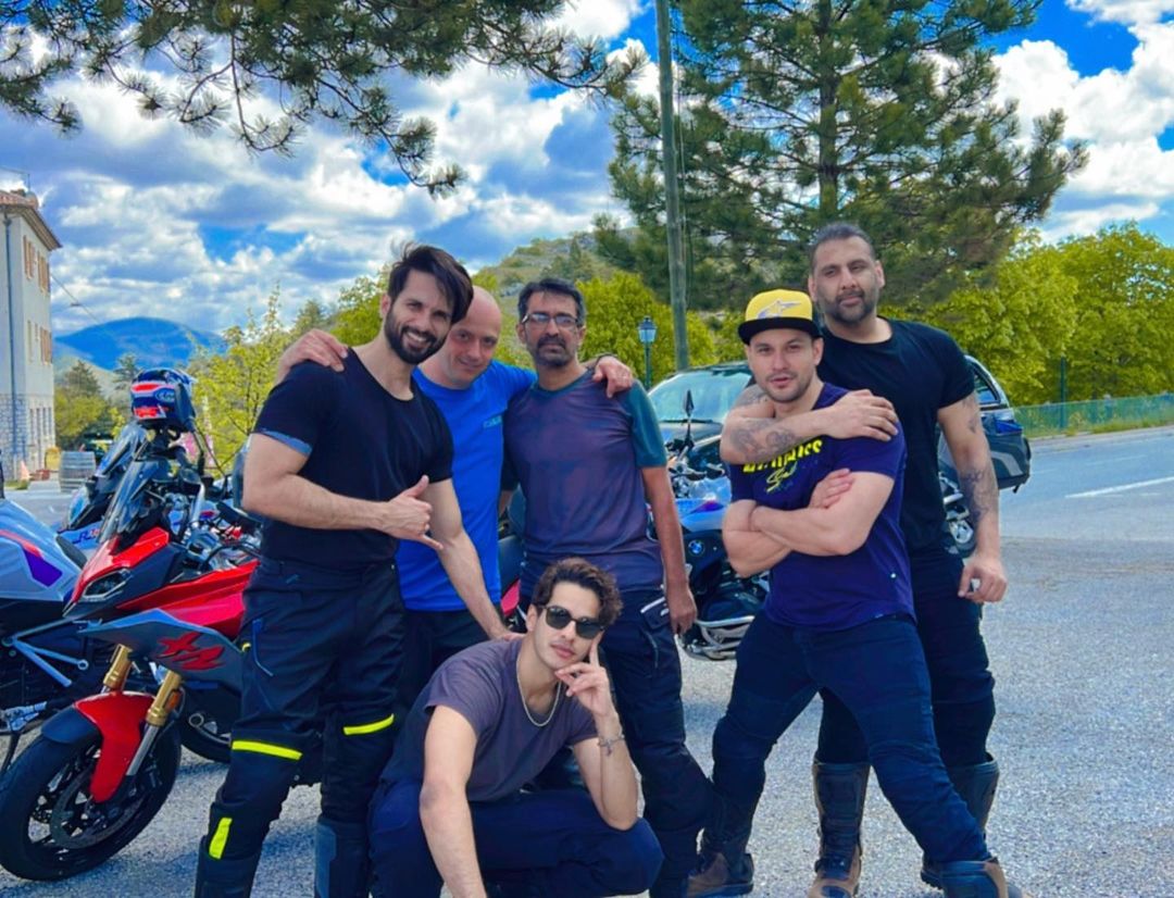  شاہد لکھتے ہیں، 'بائیکنگ ٹرپ کے دوران، میں صرف یہ سوچ پا رہا ہوں کہ میرا پیار میرا راجپوت یہاں کیوں نہیں ہے...' انہوں نے کیپشن کے ساتھ گلابی دل کا ایموجی شیئر کیا ہے۔