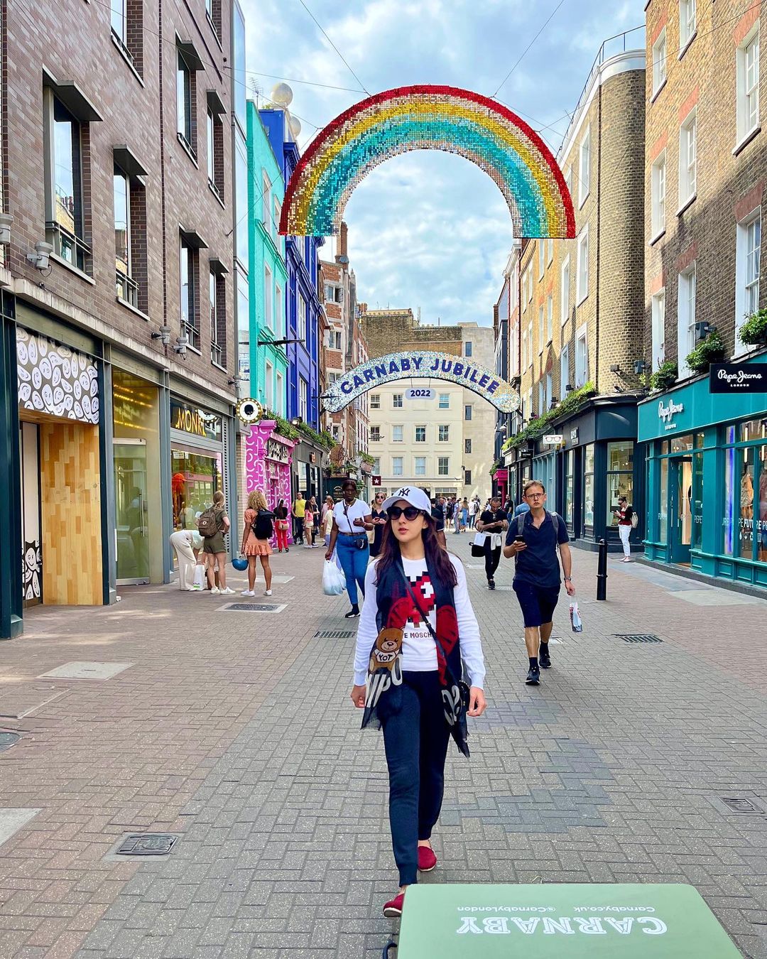 سارہ علی خان نے برطانیہ کی سڑکوں پر ٹہلتے ہوئے وہاں کی خوبصورت مقامات کا لطف اٹھایا۔ (Instagram/saraalikhan95)