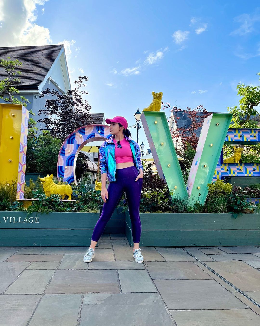 سارہ علی خان کو آپ تصاویر میں نیان آوٹ فٹس میں کیمرے کے لئے پوز دیتے ہوئے دیکھ سکتے ہیں۔ (Instagram/saraalikhan95)